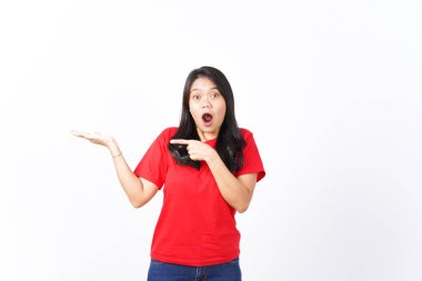 Açık Avuç 'ta, Beyaz Arkaplanda Kırmızı Giyen Güzel Asyalı Kadın İfadesini Göstermek ve Sunmak