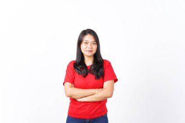 Kollarını kavuşturup gülümsüyor ve beyaz arka planda kırmızı giyen güzel Asyalı kadının kamerasına bakıyor.