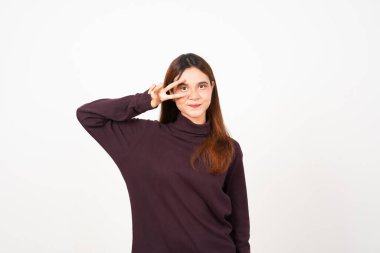 Kameraya bakıp gülümseyen ve Barış ya da Zafer işareti gösteren Beyaz Arkaplanda tecrit edilmiş güzel bir Asyalı kadının iki parmağı