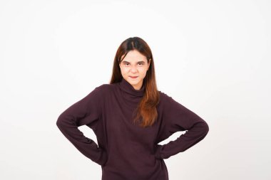 Beyaz arka planda izole edilmiş Asyalı güzel bir kadının kızgın, negatif titreşimleri