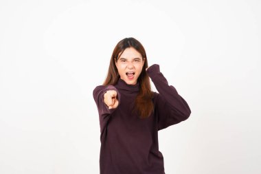 Sinirli ve seni işaret eden ya da beyaz arka planda izole edilmiş güzel Asyalı kadının kamerası.