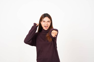 Sinirli ve seni işaret eden ya da beyaz arka planda izole edilmiş güzel Asyalı kadının kamerası.