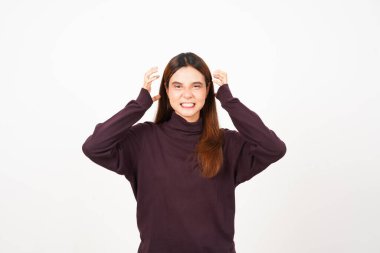 Beyaz arka planda izole edilmiş Asyalı güzel bir kadının kızgın, negatif titreşimleri