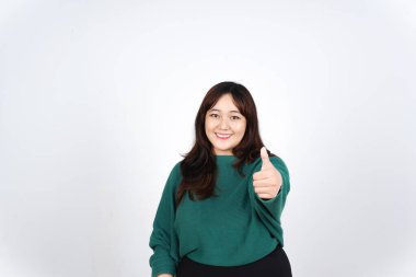 Kameraya gülümseyen ve baş parmak işareti gösteren, Beyaz Arkaplanda tecrit edilmiş Güzel Asyalı Kadın işaretini kabul eden ya da kabul eden