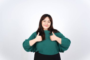 Kameraya gülümseyen ve baş parmak işareti gösteren, Beyaz Arkaplanda tecrit edilmiş Güzel Asyalı Kadın işaretini kabul eden ya da kabul eden