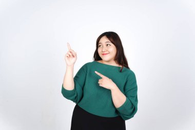 Beyaz Arkaplanda İzole Edilmiş Güzel Asyalı Kadın Ürünlerinin Reklamını göstermek için fotokopi alanını bir kenara bırakıp Gülümseyen ve Gösteren