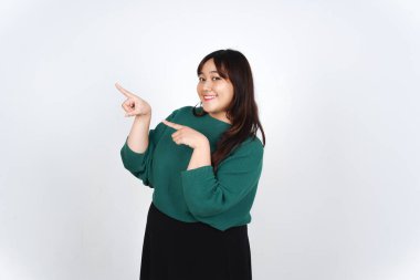 Beyaz Arkaplanda İzole Edilmiş Güzel Asyalı Kadın Ürünlerinin Reklamını göstermek için fotokopi alanını bir kenara bırakıp Gülümseyen ve Gösteren