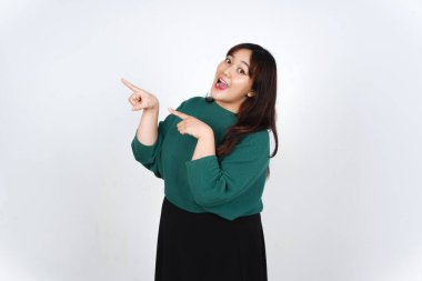 Beyaz Arkaplanda İzole Edilmiş Güzel Asyalı Kadın Ürünlerinin Reklamını göstermek için fotokopi alanını bir kenara bırakıp Gülümseyen ve Gösteren