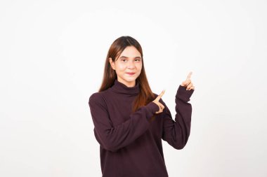 Beyaz arka planda tecrit edilmiş güzel Asyalı Kadın 'ın kopyalama alanı için gülümseme ve işaret