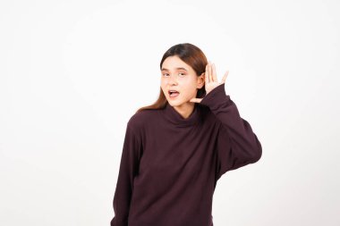 Beyaz arka planda tecrit edilmiş güzel Asyalı kadının jestini duyamıyoruz.