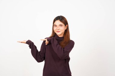 Kameraya gülümse, beyaz arka planda izole edilmiş güzel bir Asyalı kadının avucunun içini göstererek ve sunarak