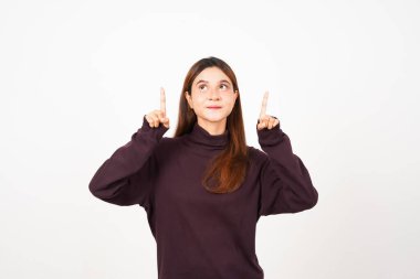 Beyaz Arkaplanda İzole Edilmiş Güzel Asyalı Kadın 'ın kopya uzay ürününü sunmak için gülümseyen ve işaret eden