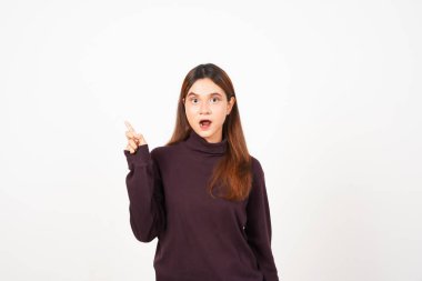 Beyaz Arkaplanda İzole Edilmiş Güzel Asyalı Kadın 'ın fotokopi alanı reklamı için gösterilen ve işaret eden harika yüz.