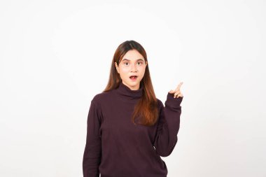 Beyaz Arkaplanda İzole Edilmiş Güzel Asyalı Kadın 'ın fotokopi alanı reklamı için gösterilen ve işaret eden harika yüz.