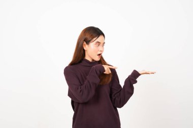 Beyaz Arkaplanda İzole Güzel Asyalı Kadın 'ın şok olmuş yüzüyle açık avuçlarda boş bir alanı gösteriyor, sunuyor ve işaret ediyor.