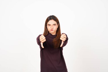 Beyaz arka planda tecrit edilmiş güzel Asyalı kadının başarısız el hareketlerini gösteren başparmak, katılmıyorum.