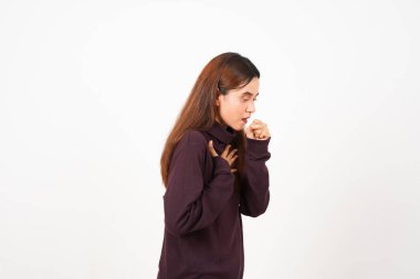 Beyaz arka planda tecrit edilmiş güzel bir Asyalı kadının öksürüğünden muzdarip