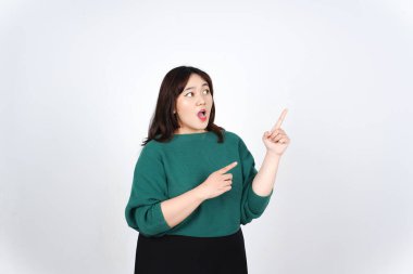 Beyaz arka planda yeşil giyinen güzel Asyalı Kadın 'ın Fotokopi Alanı' nda Ürün ve İşaret Tarafı gösteriliyor