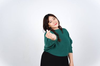 Beyaz arka planda yeşil giyinmiş güzel bir Asyalı kadının Koreli Aşk Parmağı