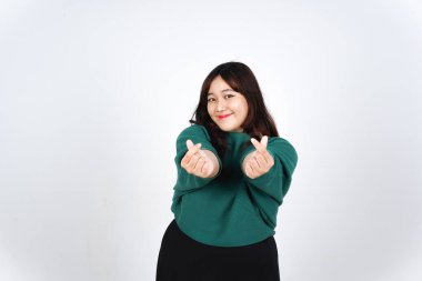 Beyaz arka planda yeşil giyinmiş güzel bir Asyalı kadının Koreli Aşk Parmağı