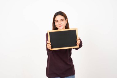 Beyaz zeminde tecrit edilmiş Asyalı Güzel Kadın Karatahtası 'nı gösteriyor, sunuyor ve tutuyor.