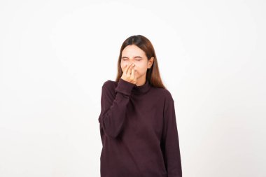 Beyaz arka planda yalnız bırakılmış pis kokulu ve iğrenç bir Asyalı kadın kokusu alıyorum.