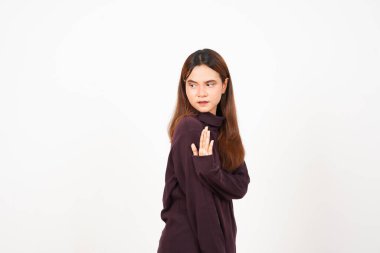 Beyaz arka planda tecrit edilmiş güzel Asyalı kadının el hareketini durdurun.