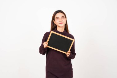 Beyaz zeminde tecrit edilmiş Asyalı Güzel Kadın Karatahtası 'nı gösteriyor, sunuyor ve tutuyor.