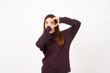 Beyaz arka planda izole edilmiş Güzel Asyalı Kadın 'ın Aşk ya da Kalp Elleri İşareti