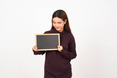 Beyaz zeminde tecrit edilmiş Asyalı Güzel Kadın Karatahtası 'nı gösteriyor, sunuyor ve tutuyor.