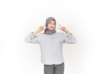 Beyaz Arkaplanda Başörtüsü Giyen Güzel Asyalı Kadın 'ın Barış ya da Zafer İşareti