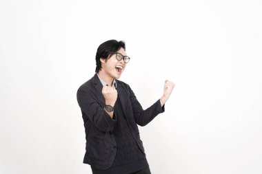 Evet, heyecanlı bir jest, mutlu ve beyaz arka planda izole edilmiş yakışıklı Asyalı adamın kutlamaları.