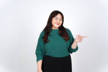 Beyaz Arkaplanda İzole Edilmiş Güzel Asyalı Kadın 'ın Fotokopi Alanı' nda Ürün ve İşaret Tarafı