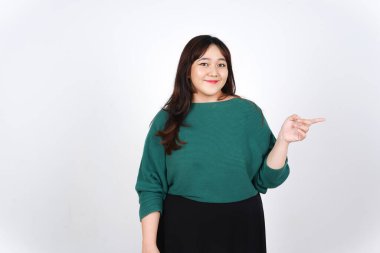 Beyaz Arkaplanda İzole Edilmiş Güzel Asyalı Kadın 'ın Fotokopi Alanı' nda Ürün ve İşaret Tarafı