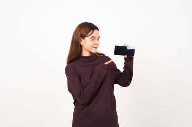 Beyaz Arkaplanda İzole Edilmiş Güzel Asyalı Kadın 'ın Boş Ekran Telefonundaki Uygulamaları veya İlanları Gösteriliyor