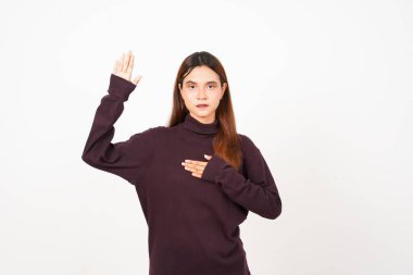 Yemin eden jestler, beyaz arka planda tecrit edilmiş güzel bir Asyalı kadına yemin edin.