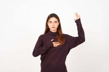 Yemin eden jestler, beyaz arka planda tecrit edilmiş güzel bir Asyalı kadına yemin edin.