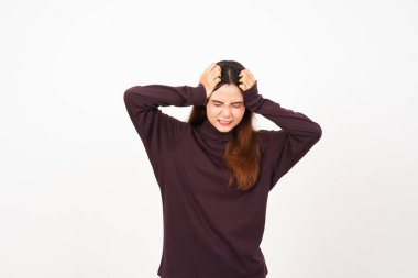 Beyaz arka planda tecrit edilmiş güzel Asyalı kadının baş ağrısı.