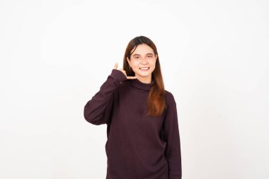 Gülümseyen ve beni geri ara. Beyaz arka planda izole edilmiş güzel Asyalı kadının jesti.