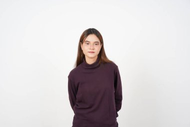 Beyaz arka planda izole edilmiş güzel Asyalı kadının ciddi doğal yüzüne bakıyorum.