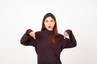 Beyaz arka planda izole edilmiş Güzel Asyalı Kadın 'ın Ürünleri ve Gösterimi