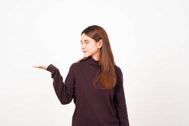 Beyaz arka planda izole edilmiş güzel Asyalı Kadın Açık Avuç İçi Ürünleri sunar ve gösterir