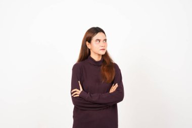 Üzgün görünüyor, somurtuyor ve somurtuyor beyaz arka planda izole edilmiş güzel Asyalı kadına.