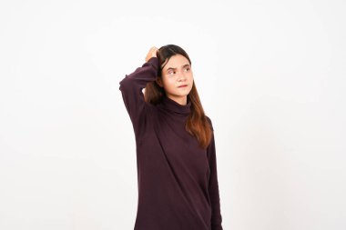 Kafa kafaya, düşünceli beyaz arka planda izole edilmiş güzel Asyalı kadını unutun.