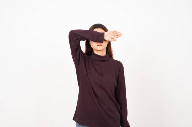 Beyaz arka planda tecrit edilmiş Güzel Asyalı Kadın Koluyla Yüzü Kaplayan Kadın