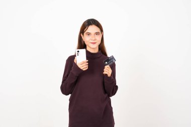 Beyazlar Arkasında İzole Güzel Asyalı Kadın 'ın Akıllı Telefon ve Tutucu Kredi Kartı Kullanımı