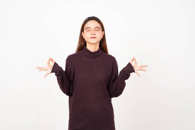 Beyaz arka planda tecrit edilmiş Güzel Asyalı Kadın Duruşu 'nda Meditasyon