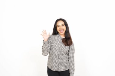 Gülümse ve merhaba de. Beyaz arka planda yalnız bırakılmış güzel Asyalı kadının el sallayan eli.