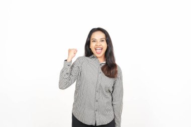 Evet, beyaz arka planda tecrit edilmiş güzel Asyalı kadının mutlu kutlamaları.