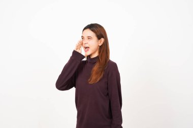 Beyaz Arkaplanda İzole Edilmiş Güzel Asyalı Kadın 'ın satış promosyonu için bir duyuru yapmak için bağırıyor.